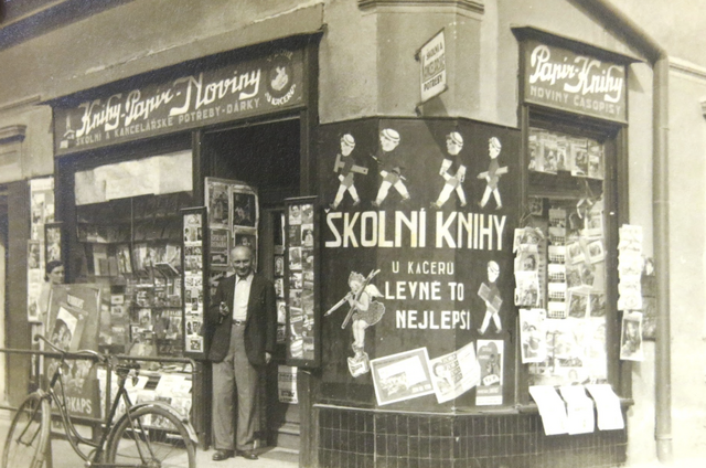 Obchod se školními potřebami a knihami, který v Holicích vlastnil Hančin tatínek Arnold Neumann, 30. léta 20. století. Zdroj: archiv Hany Sternlicht